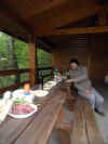 Massimiliano all'assalto del pranzo.JPG (2008908 byte)
