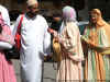 Gruppo_pakistano_in_pellegrinaggio_alla_tomba_di_Hussein(fondatore_della_corrente__sciita).jpg (549444 byte)
