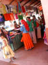 Huicholes al mercato.JPG (387604 byte)