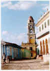 Trinidad, plaza Mayor con campanile.jpg (123632 byte)