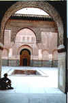 Michele sotto la porta Medersa Marrakech.jpg (63271 byte)