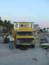 Michele e il camion in vendita a La Paz.jpg (32278 byte)