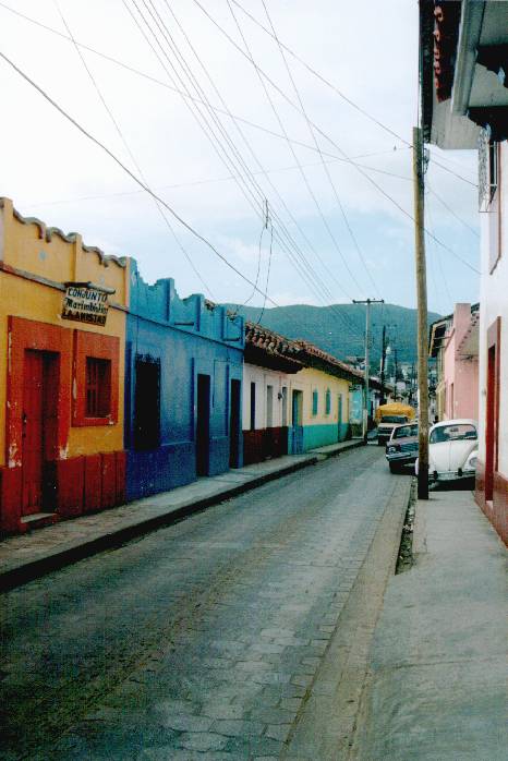 San Cristobal de Las Casas, calles 1998.jpg (50799 byte)