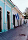 Granada, casa turquesa y bandera, 13-01-03.jpg (312419 byte)