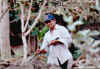 Hombre che affila il machete a Ometepe.jpg (330444 byte)