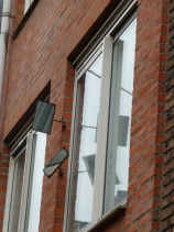 Jordaan, finestra con specchi per guardare in strada