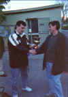 Maurizio consegna un premio sgradito ad Alberto.jpg (43562 byte)