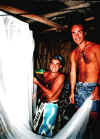 Chachaguate, Michele e Giancarlo preparano la mosquitera nel bungalow.jpg (57829 byte)