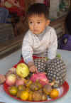 bimbo con frutta.jpg (3178082 byte)