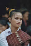 ragazza che guarda.jpg (581095 byte)
