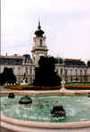 Ungheria, palazzo con fontana, 1995.jpg (45657 byte)